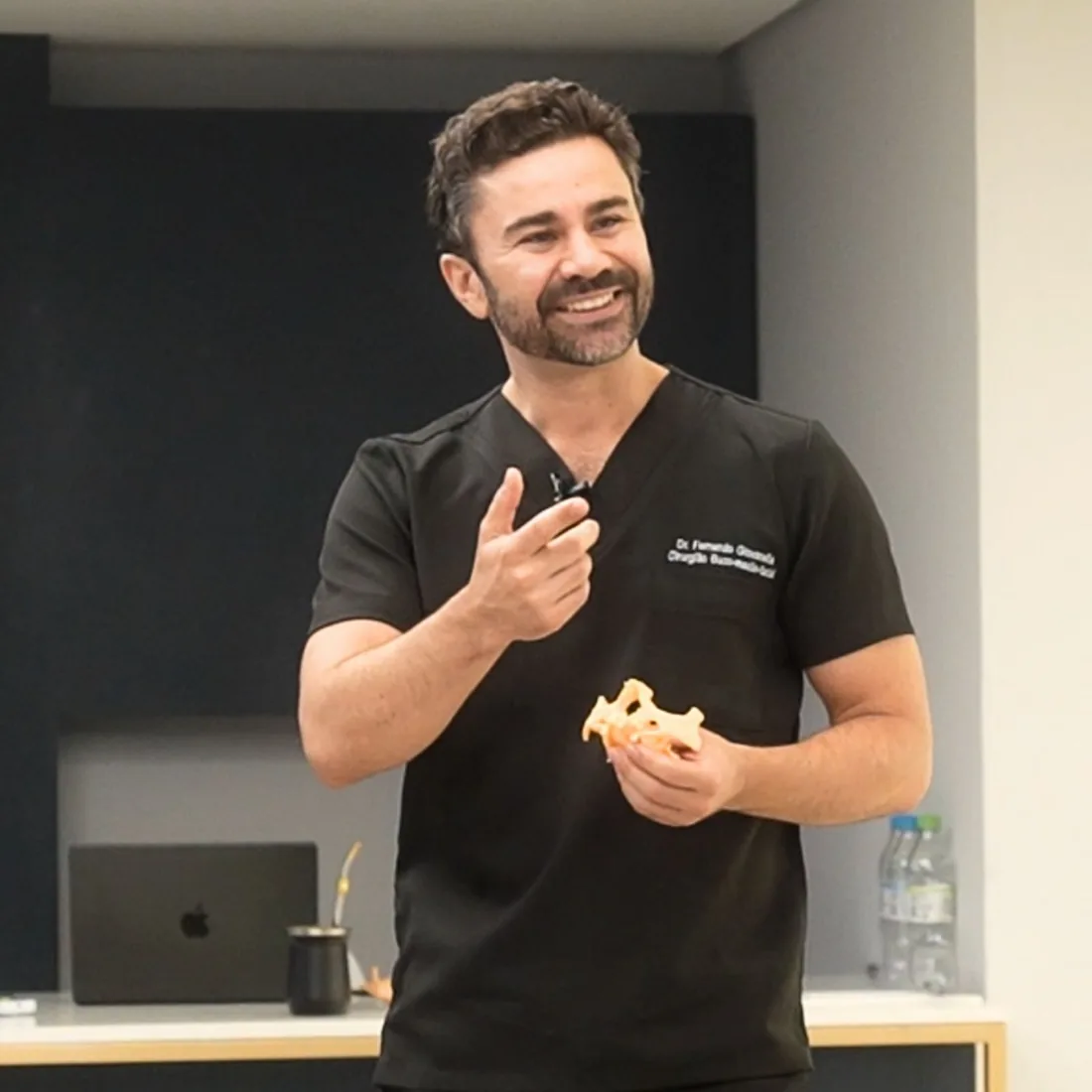 Fernando Giovanella ensinando, com um protótipo na mão